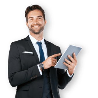 Uomo sorridente con in mano un tablet