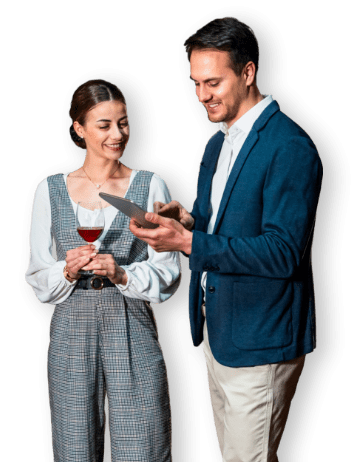 Donna sorridente con in mano il tablet