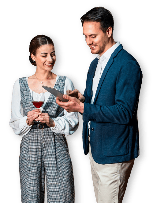Donna sorridente con in mano un tablet