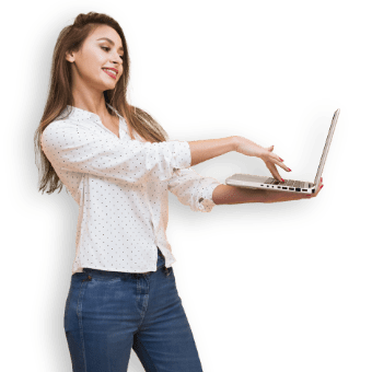 Donna sorridente con laptop in mano