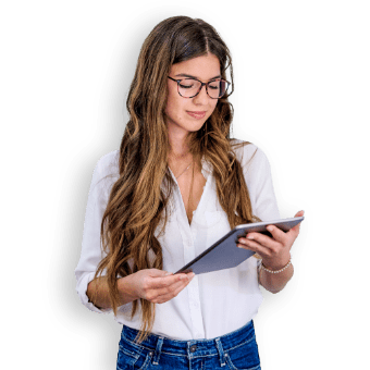 Donna con tablet firma digitalmente un documento