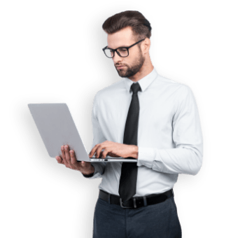 Uomo con PC invia ordine con rete PEPPOL
