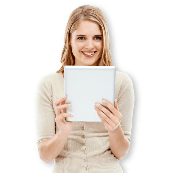 Donna sorridente con in mano il tablet