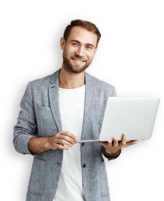 Uomo sorridente con in mano un laptop