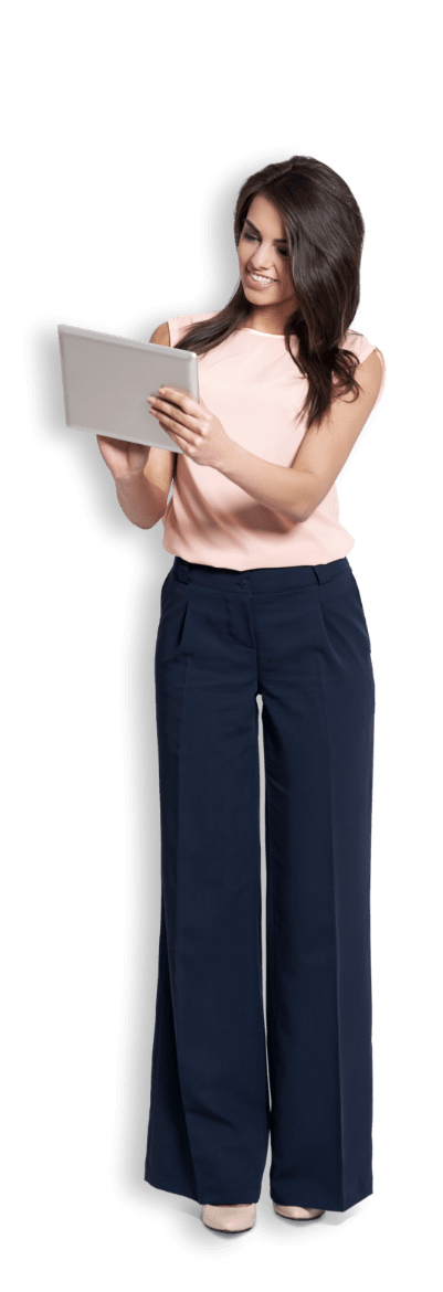 Donna sorridente con in mano il tablet