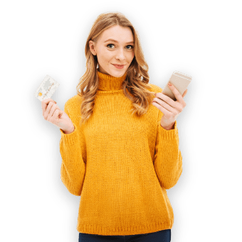 Donna sorridente con in mano un telefono