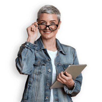 Donna sorridente con in mano il tablet