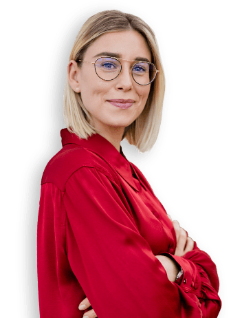 Donna sorridente di lato con le braccia incrociate