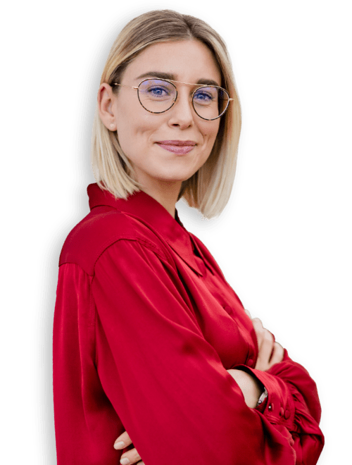 Donna sorridente di lato con le braccia incrociate