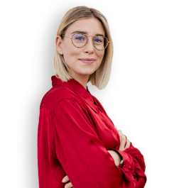 Donna sorridente di lato con le braccia incrociate