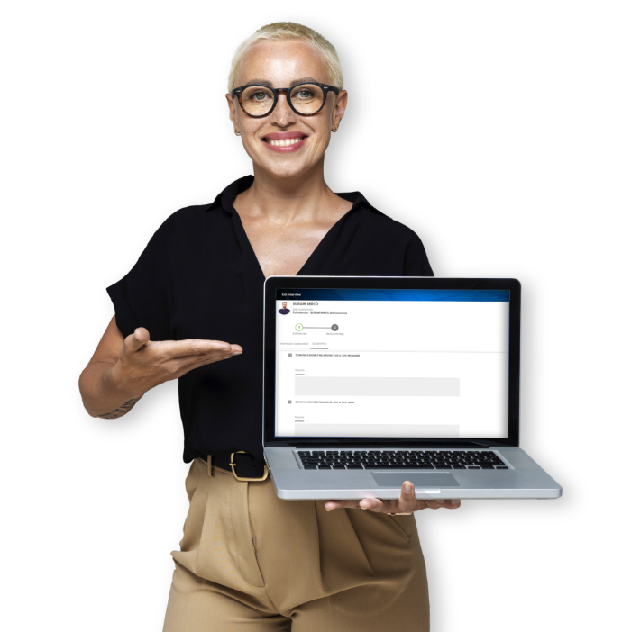 Donna sorridente con in mano un laptop