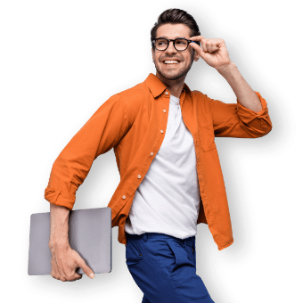 Uomo che cammina con un laptop in mano