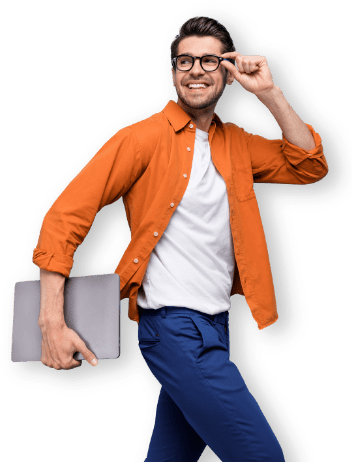 Uomo sorridente che cammina con in mano un laptop