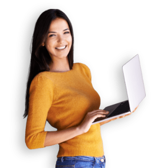 Donna sorridente con in mano un laptop