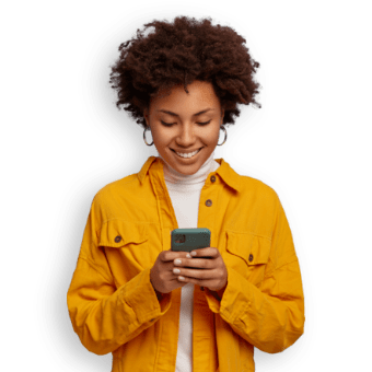 Donna sorridente con in mano un telefono