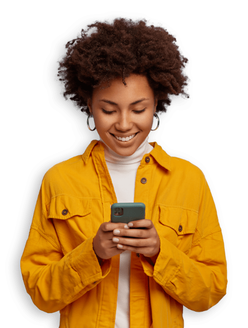 Donna sorridente con in mano un telefono