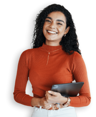 Donna sorridente con in mano un laptop