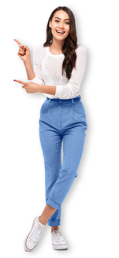 Donna sorridente che indica a sinistra