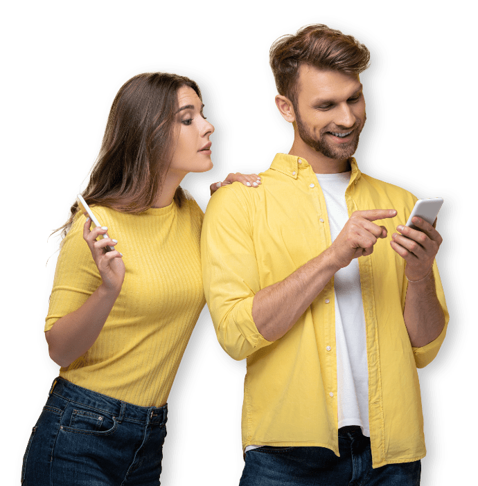Uomo e donna sorridenti con in mano un telefono
