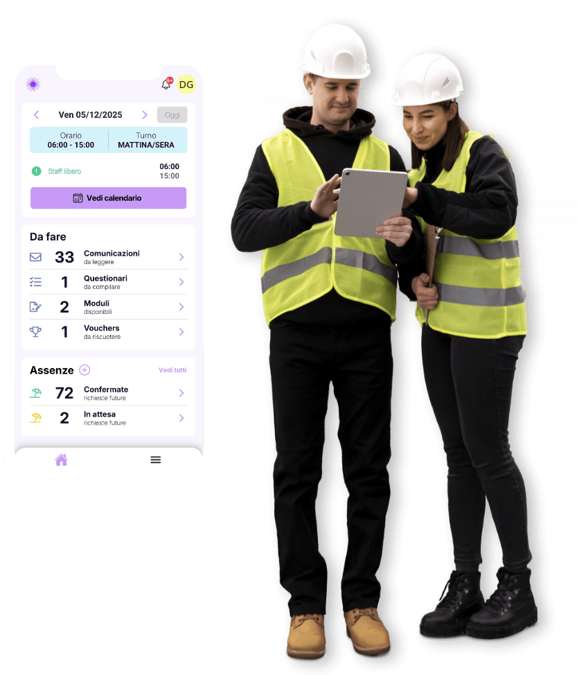 Uomo e donna che indossano un casco da lavoro e un giubbotto catarifrangente e hanno un tablet in mano