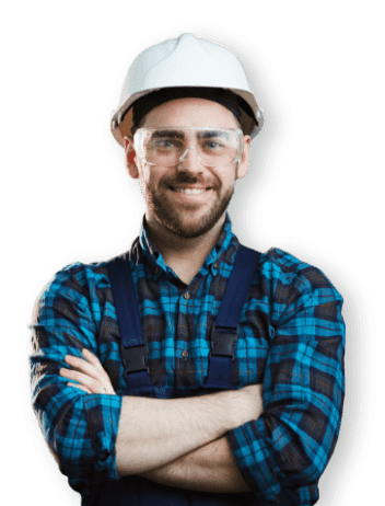 Uomo sorridente con le braccia conserte