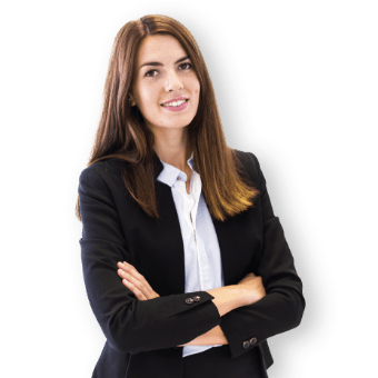 Donna sorridente con le braccia conserte