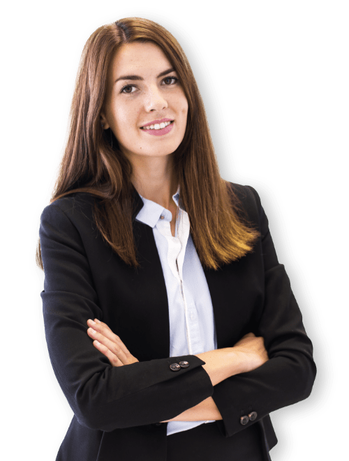 Donna sorridente con le braccia conserte