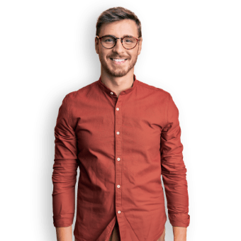 Uomo sorridente in posa