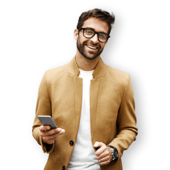 Uomo sorridente con un telefono in mano