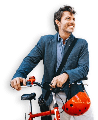 Uomo sorridente in bicicletta