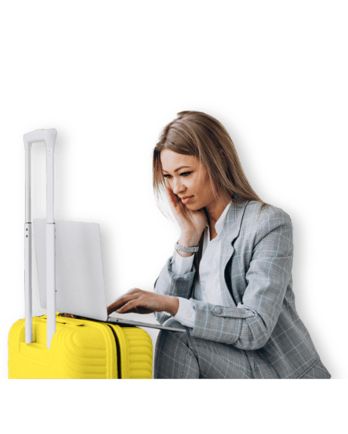 Donna con valigia e un laptop