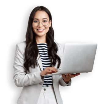 Donna sorridente con in mano un laptop