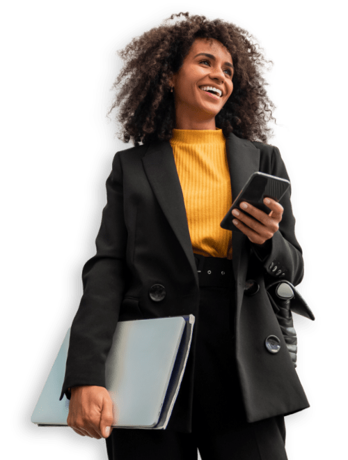 Donna sorridente con in mano un telefono