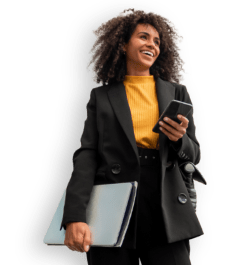 Donna sorridente con in mano un telefono