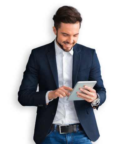 Donna sorridente con in mano un telefono