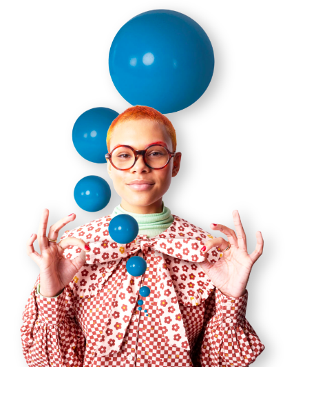 Donna con valigia e un laptop