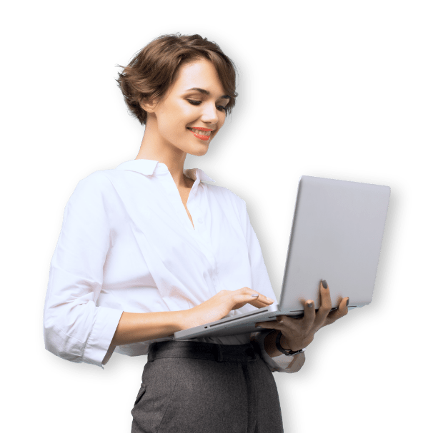 Donna sorridente con in mano un laptop