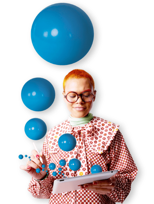 Uomo con in mano un tablet e degli occhiali da vista