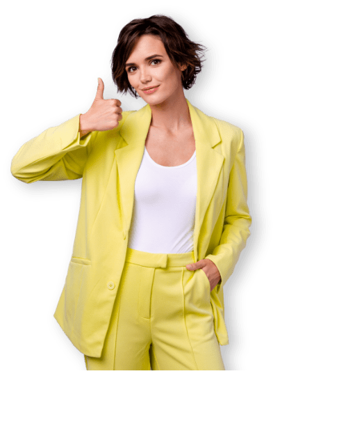 Donna sorridente con il pollice in su