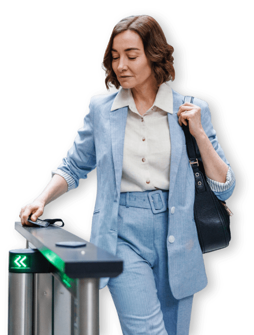 Donna che timbra al tornello