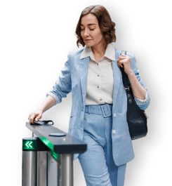 Donna che timbra al tornello