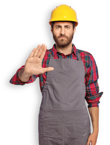 Uomo che indossa un casco da lavoro 