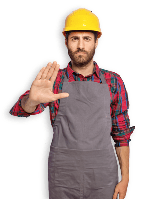 Uomo che indossa un casco da lavoro 