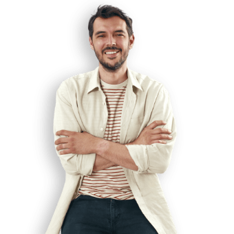 Uomo con le braccia conserte