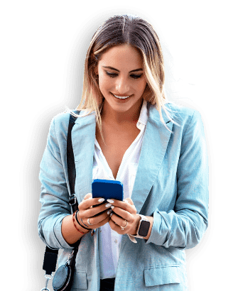 Donna sorridente con in mano il telefono