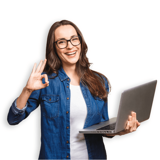 Donna sorridente con in mano un laptop