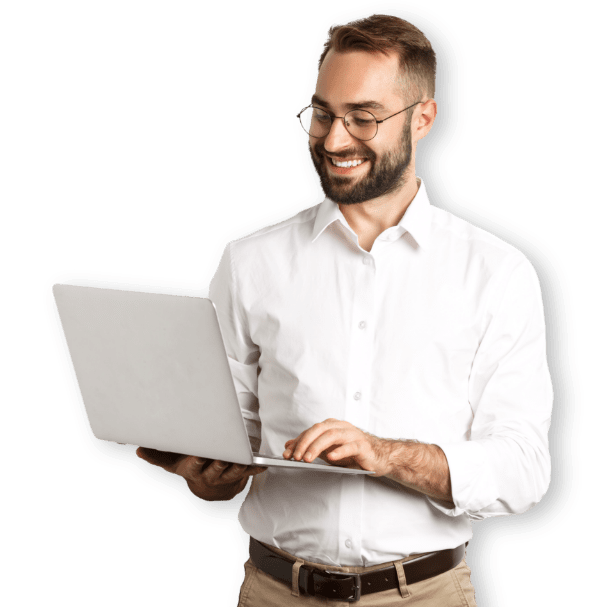 Uomo sorridente con in mano un laptop