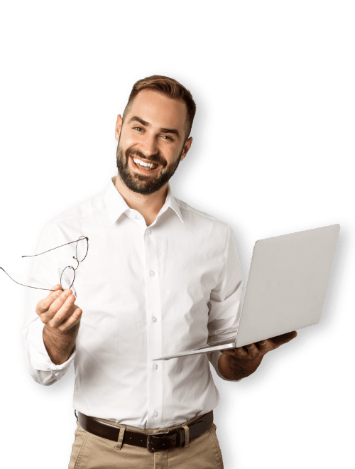 Uomo sorridente con in mano un laptop e degli occhiali da vista