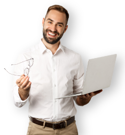 Uomo sorridente con in mano un laptop e degli occhiali da vista