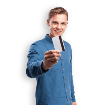 Uomo sorridente con un biglietto in mano